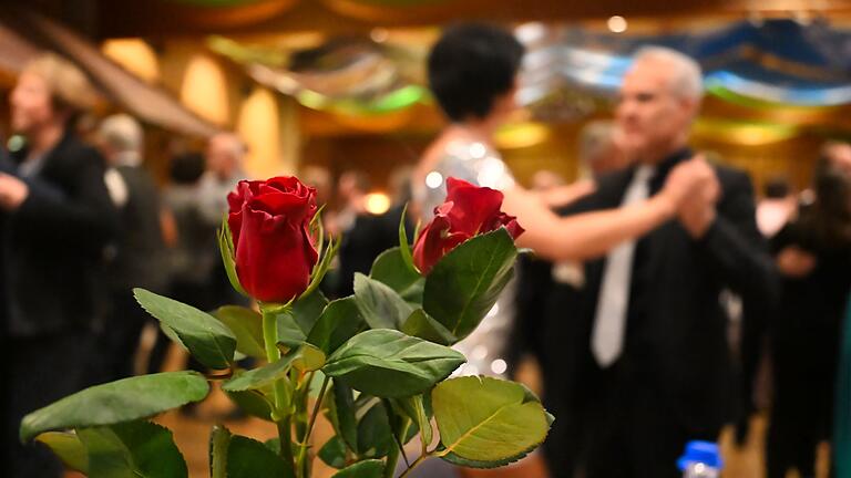 Den Damen wurden zu Beginn des Balles Rosen überreicht. Den Damen wurden zu Beginn des Balles Rosen überreicht.