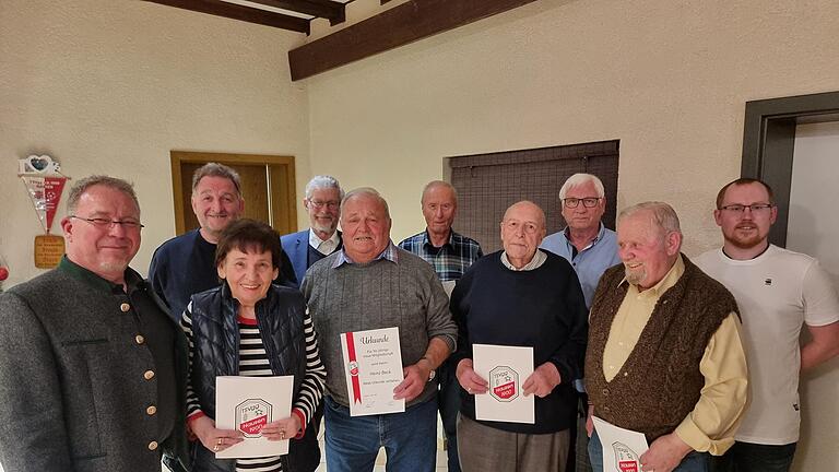 Für über 50-jährige Mitgliedschaft ehren Vorsitzender Wolfgang Lutz (von links) und sein Stellvertreter Albin Minnich (ganz rechts): Rainer Metz, Erni Schlereth, Otto Funck, Heinz Beck, Dieter Schneider, Alfons Hahn, Werner Plener und Rolf Hetzel.       -  Für über 50-jährige Mitgliedschaft ehren Vorsitzender Wolfgang Lutz (von links) und sein Stellvertreter Albin Minnich (ganz rechts): Rainer Metz, Erni Schlereth, Otto Funck, Heinz Beck, Dieter Schneider, Alfons Hahn, Werner Plener und Rolf Hetzel.