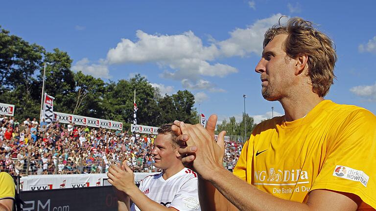 Manuel Neuer und Dirk Nowitzki bei einem Fußball-Benefizspiel 2013 in der Flyeralarm Arena in Würzburg. Foto:Fabian Frühwirth Manuel Neuer und Dirk Nowitzki bei einem Fußball-Benefizspiel 2013 in der Flyeralarm Arena in Würzburg. Foto:Fabian Frühwirth