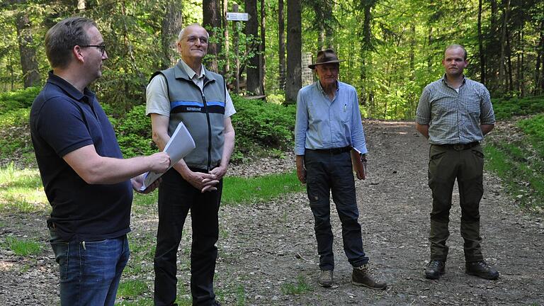 Protagonisten beim Waldbegang in Altenstein: (von links) Bürgermeister Wolfram Thein, Forstoberrat Andreas Leyrer, Revierförster Wolfgang Meiners und Forstanwärter Jan Bergmann.