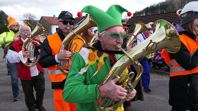 Die Crash-Band mit ihrem Chef Alfons Neeb (im grünen Kostüm) führte den Jubiläums-Faschingszug in Althütten an.