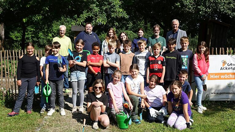 Die Klasse 4a der Grundschule Röthlein zusammen mit Schulleiter Peter Zimmermann, Bürgermeister Peter Gehring, Stefanie Schug (Koordination offene Ganztagsschule) und  AOK-Direktor Frank Dünisch.