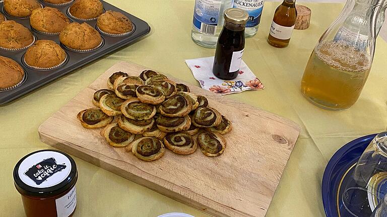 Wilde Rolle - Blätterteigschnecken mit Wildkräutern, Parmesan, Frischkäse und Gewürzen.