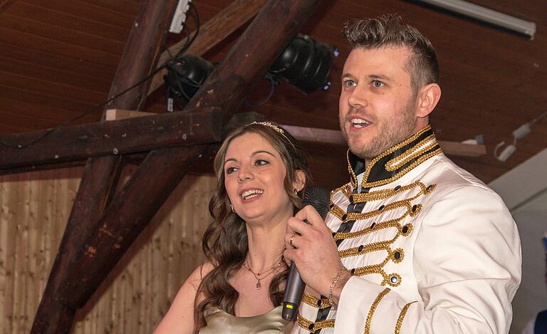 Das Seifriedsburger Prinzenzenpaar Melissa I. und Jens I. ist er vor wenigen Jahren nach Seifriedburg gezogen. Das Seifriedsburger Prinzenzenpaar Melissa I. und Jens I. ist er vor wenigen Jahren nach Seifriedburg gezogen.