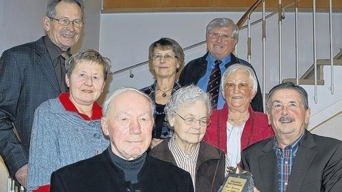 Seit 30 Jahren ist Rudolf Demling (vorne links) Vorsitzender des Rhönklub-Zweigvereins Bad Neustadt. Dafür sprach ihm Kulturwart Ernst Helwig (rechts) den Dank der Mitglieder aus. Langjährige Treue bewiesen zudem (dahinter von links) Rudolf Dietz, Renate Deppisch, Christa Dietz, Paula Emmenlauer, Hans und Inge Bock.