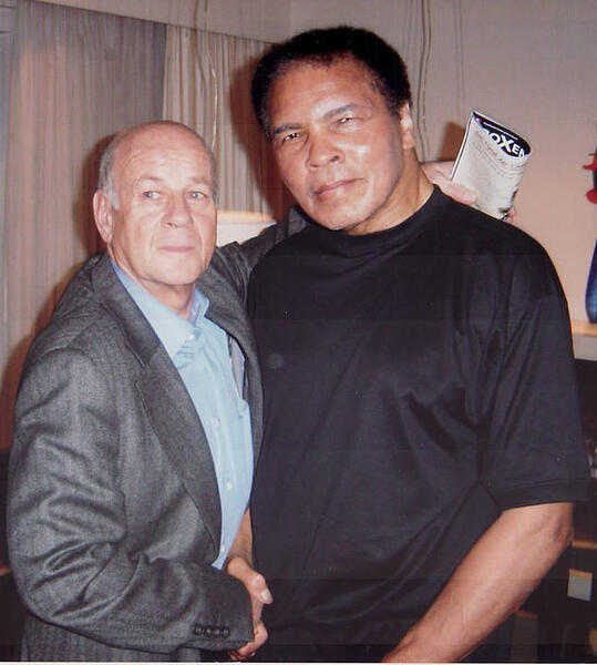 Unser Mitarbeiter Hartmut Scherzer mit Muhammad Ali.