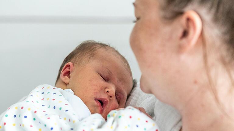 Auf den Geburtenstationen im Missio und in der Frauenklinik ist viel los: Gibt es einen Corona-Babyboom? Hier ein Neugeborenes, das am Standort Missio des Klinikum Mitte das Licht der Welt erblickte.