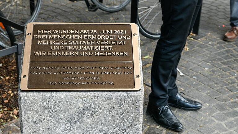 'Hier wurden am 25. Juni 2021 drei Menschen ermordet und mehrere schwer verletzt und traumatisiert. Wir erinnern und gedenken', steht auf der Gedenk-Stele des Würzburger Messerangriffs.