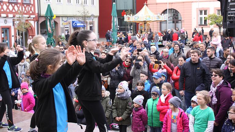Mit HipHop übernahm die Tanzschule Step and Standard beim Bühnenprogramm den Auftakt. Mit HipHop übernahm die Tanzschule Step and Standard beim Bühnenprogramm den Auftakt.