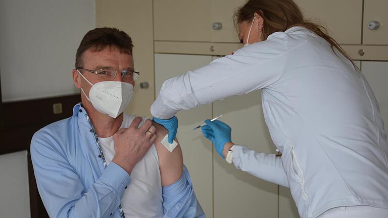 Impfen auf der Arbeit. Jopp-Geschäftsführer Richard Diem erhält seine Spritze im Werk I in der Kastanienallee.