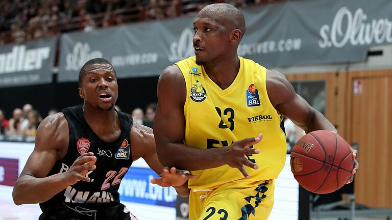 Rickey Paulding (rechts) 2018 in der Partie in Würzburg gegen Baskets-Spielmacher Cameron Wells.