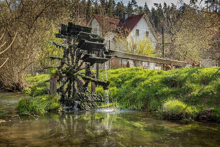 Dieses Mühlenrad dreht sich in Treunitz.