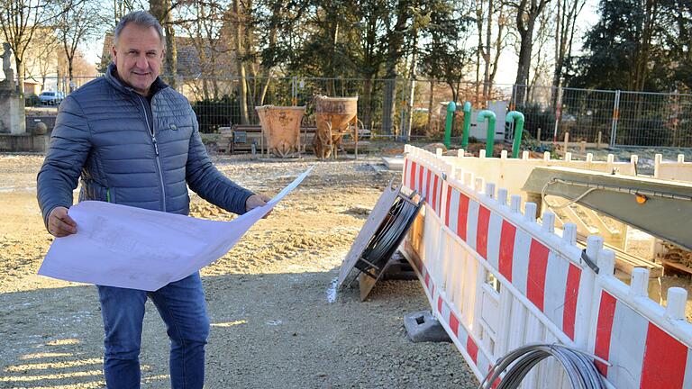 Allein auf der Baustelle: Planer Christian Leicht auf dem Grundstück in der Jahnpromenade, wo die neue Trink- und Wandelhalle entsteht. Wegen der frostigen Temperaturen ruhen derzeit die Bauarbeiten.