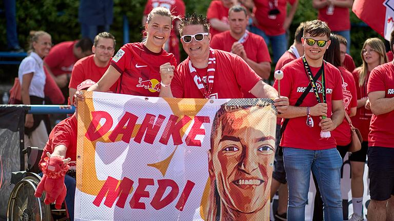 Medina Desic (links) mit Leipziger Fans, die sich bei der 29-Jährigen für ihren Einsatz in den vergangenen zwei Jahren bedanken.