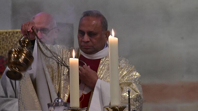 Pfarrer Paul Julian wurde in einem feierlichen Gottesdienst, den er selbst leitete, offiziell zum 1. Januar 2024 in den Ruhestand verabschiedet.