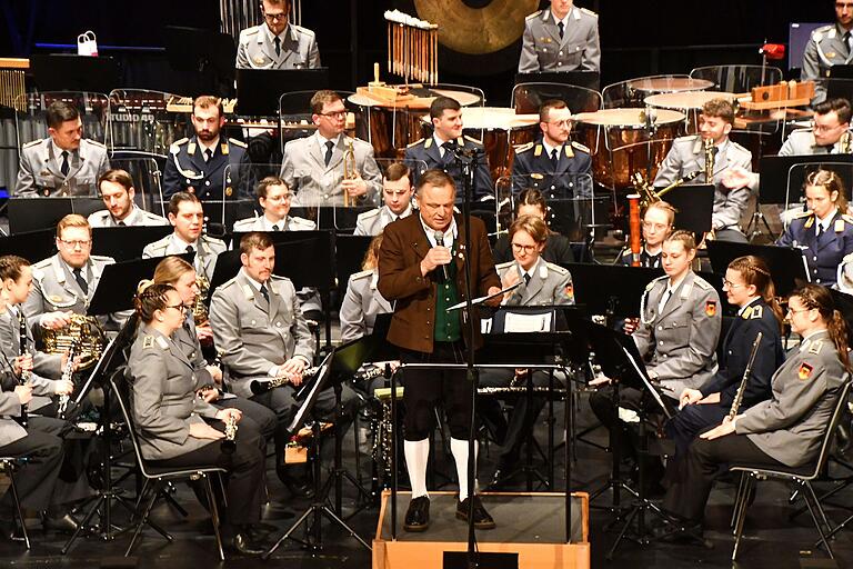 Der erste Vorsitzende der  Waldberger Rhönmusikanten, Edmund Bühner, bedankte sich beim  Ausbildungsmusikkorps der Bundeswehr, bei den überaus vielen Gästen und bei allen Sponsoren, die das Benefiz-Konzert erst ermöglichten und stellte das Bläserklassenkonzept für die Walddörfer Volksschule Sandberg vor.