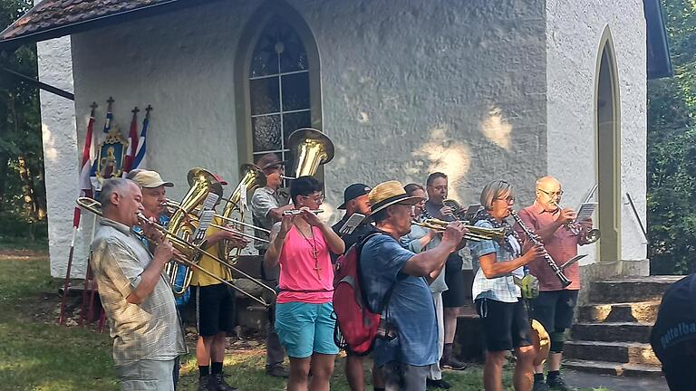 Die Musikanten beim Start der Wallfahrt an der Marienkapelle Ramsthal       -  Die Musikanten beim Start der Wallfahrt an der Marienkapelle Ramsthal