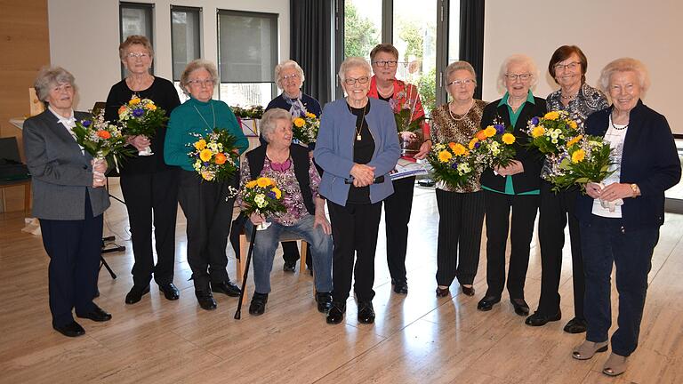 Die Geehrten der Selbsthilfegruppe (von links): Margarete Tews, Hiltrud Rösch, Theresia Schmöger, Thekla Balzar (sitzend), Margit Harth, Herta Eibel, Lore Pochert, Edelgard Schäffer, Irma Seitz und Margarete Müller. Es fehlen auf dem Bild: Irene Balzar, Elisabeth Lermann und Anneliese Götz.