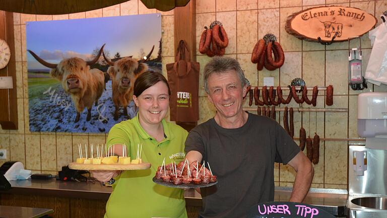 Glücklich im eigenen Dorfladen mit dem Fleisch der eigenen Rinder: Elena Büttner und Hubert Jahrsdörfer. Glücklich im eigenen Dorfladen mit dem Fleisch der eigenen Rinder: Elena Büttner und Hubert Jahrsdörfer.