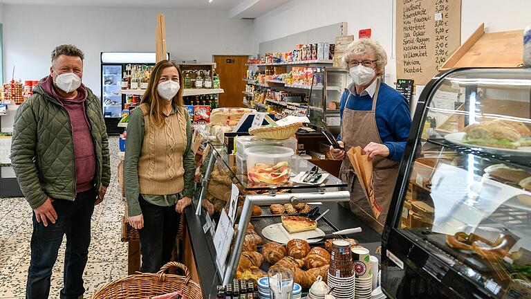 Auf Initiative von Armin Gardill (links) und Daniela Bouveret eröffnete 2018 der Dorfladen. Beim Betrieb helfen ehrenamtliche Mitarbeiter wie Wolfgang Schmock (rechts). Auf Initiative von Armin Gardill (links) und Daniela Bouveret eröffnete 2018 der Dorfladen. Beim Betrieb helfen ehrenamtliche Mitarbeiter wie Wolfgang Schmock (rechts).