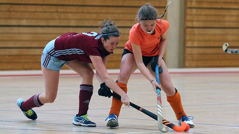 Konnte sich nicht entscheidend durchsetzen: HC-Schweinfurt-Stürmerin Lena Müller (rechts) im Relegationsrückspiel gegen die FT Freiburg, das 2:2 endete.