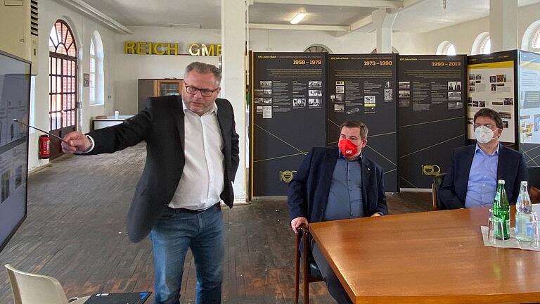 Georg Smolorz, Leiter der Abteilung Business Development und Vertreib bei der Reich GmbH (links), informierte den SPD-Fraktionsvorsitzenden im bayerischen Landtag, Florian von Brunn (rechts), und den SPD-Kreisvorsitzenden René van Eckert über die Probleme und Herausforderungen, mit denen das Mellrichstädter Familienunternehmen derzeit zu kämpfen hat. Georg Smolorz, Leiter der Abteilung Business Development und Vertreib bei der Reich GmbH (links), informierte den SPD-Fraktionsvorsitzenden im bayerischen Landtag, Florian von Brunn (rechts), und den SPD-Kreisvorsitzenden René van Eckert über die Probleme und Herausforderungen, mit denen das Mellrichstädter Familienunternehmen derzeit zu kämpfen hat.