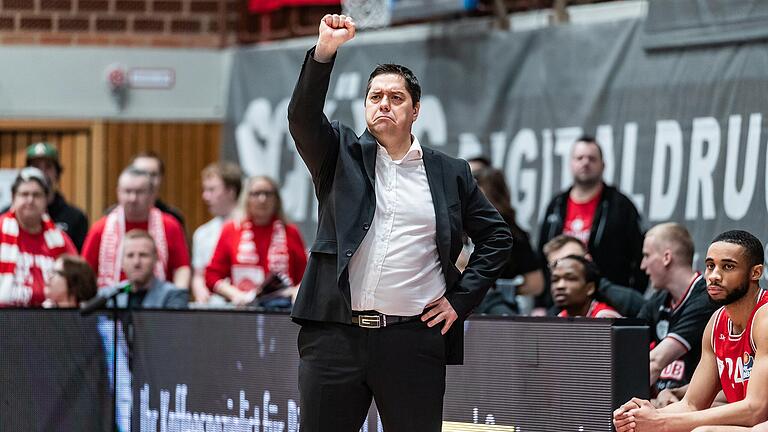 Können Trainer Sasa Filipovski und seine Würzburg Baskets heute gegen die Veolia Towers Hamburg den vierten Sieg in Serie bejubeln?