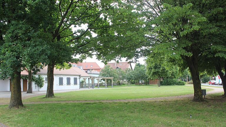 Der Wiesenbronner Seegarten soll neu gestaltet werden und an der Südseite (im Hintergrund) eine Bühne bekommen.