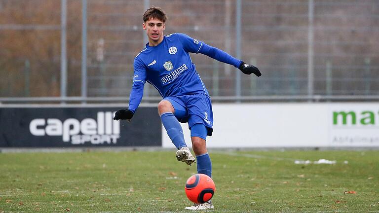 Anstoß zur Vorbereitung: Luis Wagner spielt im Heimspiel gegen den ASV Cham den Ball. Die letzte Partie vor der Winterpause gewannen die Bayernliga-Fußballer vom FV 04 Würzburg zu Hause mit 4:1.