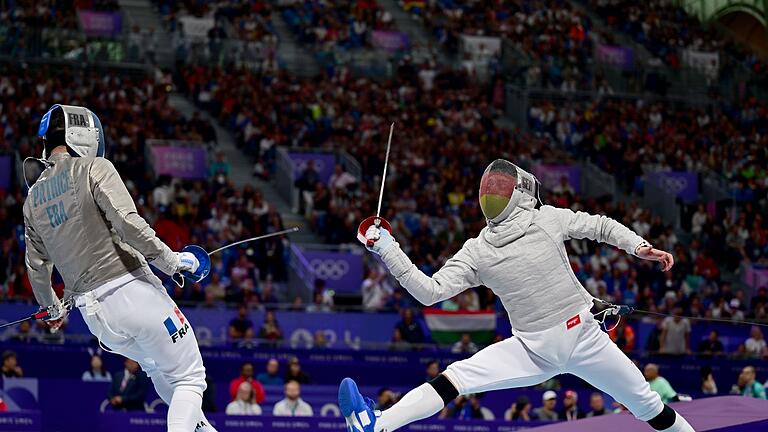 Paris 2024 - Fechten       -  Im Achtelfinale setzte sich Matyas Szabo (r.) knapp gegen Lokalmatador Sebastien Patrice durch.