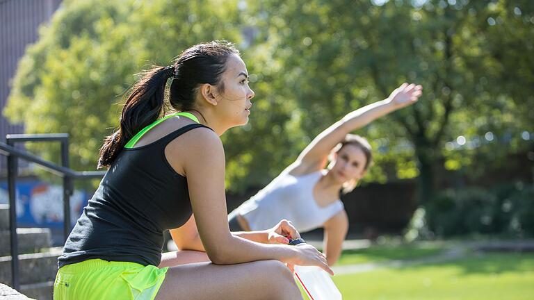 Zwei Frauen machen Sport im Park - Geduld ist gefragt: Die Rückkehr zur vollen Leistungsfähigkeit kann nach einem Infekt Zeit brauchen – jeder Körper erholt sich unterschiedlich schnell. Zwei Frauen machen Sport im Park - Geduld ist gefragt: Die Rückkehr zur vollen Leistungsfähigkeit kann nach einem Infekt Zeit brauchen – jeder Körper erholt sich unterschiedlich schnell.