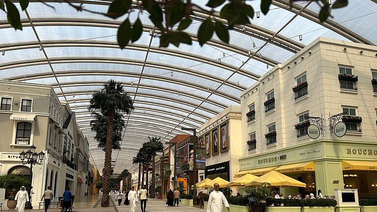 Heißes Wetter in Kuwait       -  Einkaufszentren laden zum Spaziergang in kühlem Klima.
