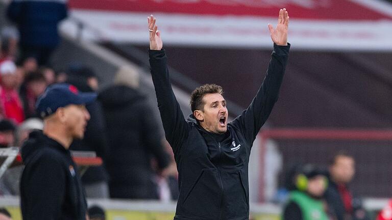 1. FC Köln - 1. FC Nürnberg       -  Viel Frust in Köln: Nürnbergs Trainer Miroslav Klose agiert am Spielfeldrand.