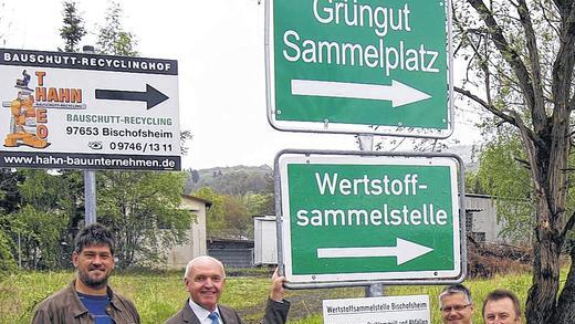 Da geht' lang: Der neue Grünabfallplatz der Stadt Bischofsheim wurde in Kombination mit der Sammelstelle des Landkreises Rhön-Grabfeld und der Bauschuttanlieferung eröffnet. Das Bild zeigt von links Theo Hahn (Zeitlofs), Landrat Thomas Habermann, Gerald Roßhirt und Bischofsheims Bürgermeister Udo Baumann.