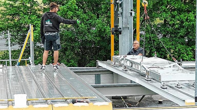 Im Kitzinger Klärwerk läuft seit 2013 die Generalsanierung. Nach einem vom Stadtrat beschlossenen Konzept soll die Anlage bis 2021 auf dem neuesten Stand sein. Zur Zeit kommt eine Photovoltaikanlage auf das Dach.