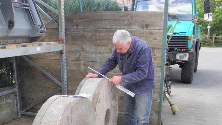 Die Mühlsteine werden gründlich vermessen, danach wird Wolfgang Strokosch die neuen Steine anfertigen.