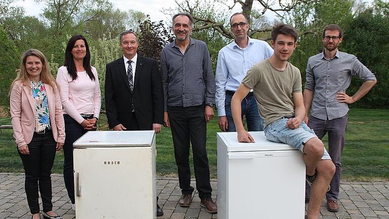 Ramona Keller ist die Gewinnerin des Wettbewerbes um den ältesten Kühlschrank im Landkreis. Unser Bild zeigt beim Geräteaustausch von links: Sabine Sitter (Stellvertreterin des Landrates), Ramona Keller, Heiko Müller (Firma Miele), Raimund Eirich (Firma EVG), Karl-Heinz Paulus (Energieagentur Unterfranken), Leon Keller und Michael Kohlbrecher (Klimaschutzbeauftragter im Landkreis).