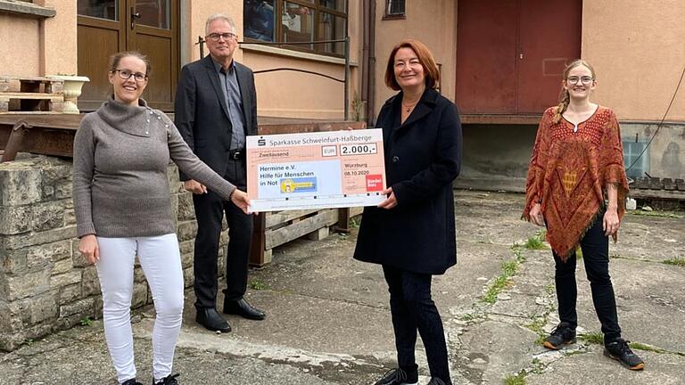 Im Bild (von links) Vera Hoxha&nbsp; (Vorständin HERMINE), Matthias Lambers (Geschäftsführer Riedel Bau), Stefanie Riedel (Inhaberin Riedel Bau) und Samira Löw (HERMINE-Teamleiterin Logistik).