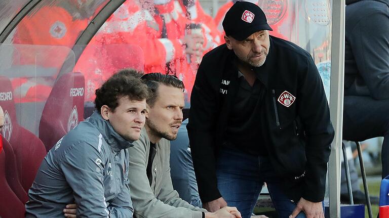 Kickers-Trainer Bernhard Trares (hier mit Athletik-Trainer Philipp Kunz/links und Vorstand Sport Sebastian Schuppan) wird in Bochum vermutlich zum fünften Mal in Serie die gleiche Startelf aufbieten können.