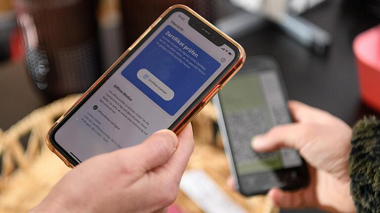 Seit diesem Mittwoch müssen Einzelhändler den 2G-Nachweis ihrer Kunden kontrollieren. Könnte eine Bändchen-Regelung Abhilfe schaffen?