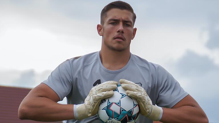 Maximilian Weisbäcker (im Bild) hat das Rennen um die Nummer eins im Tor des TSV Aubstadt gewonnen. Im Heimspiel gegen die DJK Vilzing wird der 21-jährige Keeper zum ersten Mal in der Regionalliga in der Startelf des TSV Aubstadt stehen.