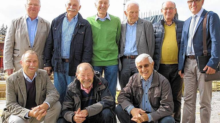 Mit dem ehemaligen Lehrer gefeiert: Zu einem Gruppenfoto traf man sich auf dem Boden der neu entstehenden Stadthalle, wo Bürgermeister Bruno Altrichter den aktuellen Stand der Bauarbeiten erläuterte. Stehend von links Clemens Behr, Wolfgang Schumm, Josef Schapawalow, Lehrer Franz Schnobrich, Rudolf Lux und Bürgermeister Bruno Altrichter. Vorne: Egon Benkert, Harald Demling und Wolfgang Kitscha. Mit dem ehemaligen Lehrer gefeiert: Zu einem Gruppenfoto traf man sich auf dem Boden der neu entstehenden Stadthalle, wo Bürgermeister Bruno Altrichter den aktuellen Stand der Bauarbeiten erläuterte. Stehend von links Clemens Behr, Wolfgang Schumm, Josef Schapawalow, Lehrer Franz Schnobrich, Rudolf Lux und Bürgermeister Bruno Altrichter. Vorne: Egon Benkert, Harald Demling und Wolfgang Kitscha.