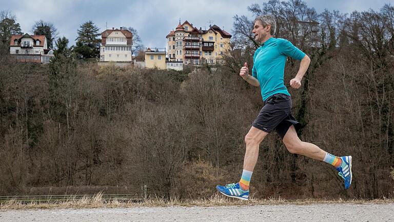 Martin Grüning, ehemaliger Top-Marathonläufer mit Bestzeit 2:13 h und heute Chefredakteur von 'Runner's World', beim Training an der Isar.