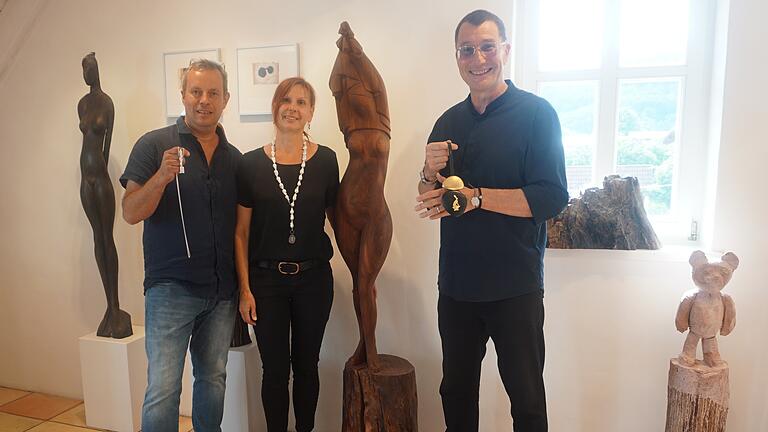 Heike und Klaus Metz haben gemeinsam mit dem Bad Kissinger Schmuckdesigner und Goldschmied Malte Meinck ein neues Feld der Kunst beschritten: Bildhauerei mittels 3D-Technik in originalgetreue Schmuckstücke, gleichsam in 'Tragbare Kunst' verkleinern. Heike und Klaus Metz haben gemeinsam mit dem Bad Kissinger Schmuckdesigner und Goldschmied Malte Meinck ein neues Feld der Kunst beschritten: Bildhauerei mittels 3D-Technik in originalgetreue Schmuckstücke, gleichsam in 'Tragbare Kunst' verkleinern.