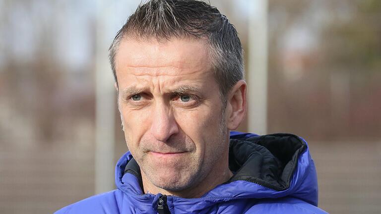 Thomas Beer trainiert beim SSV Kitzingen die erste Mannschaft. Die 'Siedler' kämpfen als Aufsteiger in der Bezirksliga West um den Klassenerhalt. Aus sportlicher Sicht sagt Beer: 'Die Situation vor und nach Corona kann man überhaupt nicht mehr miteinander vergleichen.' Thomas Beer trainiert beim SSV Kitzingen die erste Mannschaft. Die 'Siedler' kämpfen als Aufsteiger in der Bezirksliga West um den Klassenerhalt. Aus sportlicher Sicht sagt Beer: 'Die Situation vor und nach Corona kann man überhaupt nicht mehr miteinander vergleichen.'