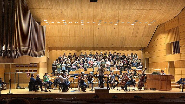 Derzeit undenkbar: Chor und Orchester proben 2019 gemeinsam im große Saal der Musikhochschule. Derzeit undenkbar: Chor und Orchester proben 2019 gemeinsam im große Saal der Musikhochschule.