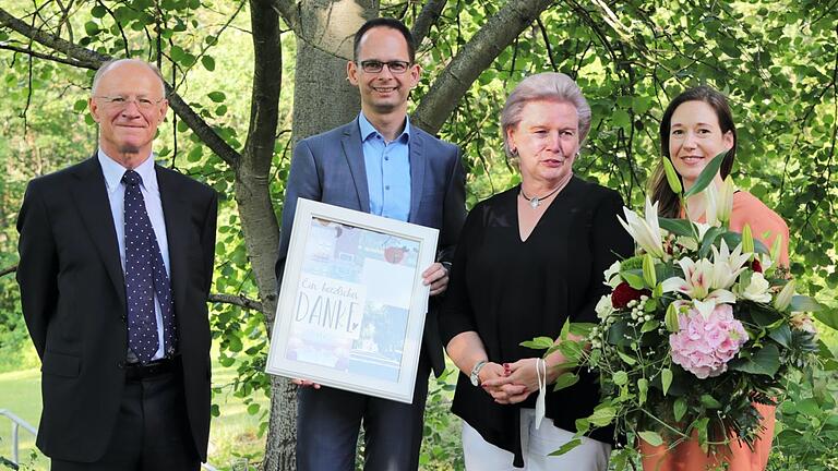 Nach über 20-jähriger Tätigkeit im Best-Western-Hotel Polisina in Ochsenfurt wurde die ehemalige Direktorin Ursula Junker (Dritte von links) von (von links) Hotel-Eigentümer Hans Peter Maier, Geschäftsführer Mario Mühlbauer und Direktorin Daniela Michel in den Ruhestand verabschiedet. Nach über 20-jähriger Tätigkeit im Best-Western-Hotel Polisina in Ochsenfurt wurde die ehemalige Direktorin Ursula Junker (Dritte von links) von (von links) Hotel-Eigentümer Hans Peter Maier, Geschäftsführer Mario Mühlbauer und Direktorin Daniela Michel in den Ruhestand verabschiedet.