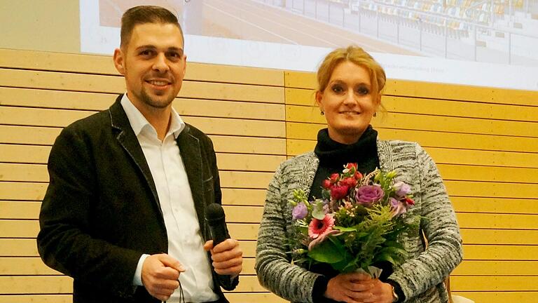 Philipp Spiegel bedankt sich bei Sonja Buchberger.