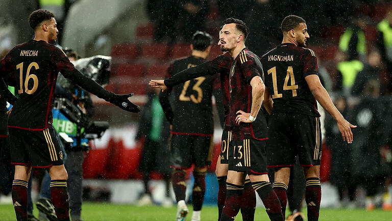 Deutschland - Belgien.jpeg       -  Mergim Berisha (Zweiter von rechts) muss auf weitere Länderspiele warten. Der Angreifer des FC Augsburg wurde nicht nominiert.