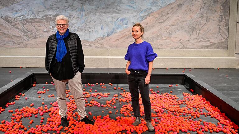 Bällebad mit Gletscherblick am neuen Mainfranken Theater Würzburg: Intendant Markus Trabusch und Schauspieldirektorin Barbara Bily im Bühnenbild von 'Der Riss durch die Welt'.